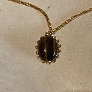 Tigers Eye Cabochon Pendant Necklace on 18 inch goldtone chain; ELNC